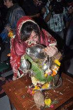Dolly Bindra offer prayers to Andheri Cha Raja in Mumbai on 12th Sept 2013 (84).JPG